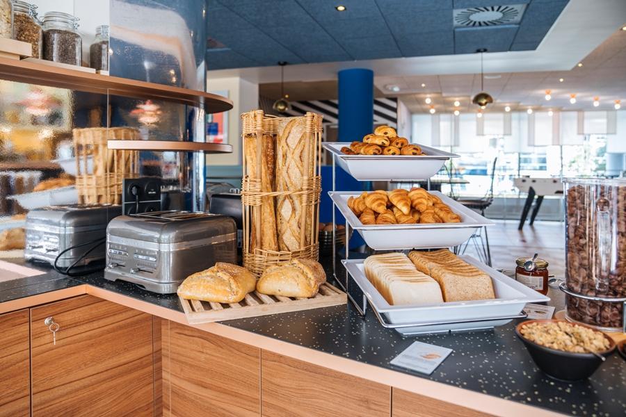 Ibis Styles Aeroport Arenas Hotel 3*